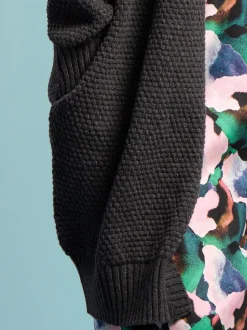 Alma Villatakki, Asphalt Grey
