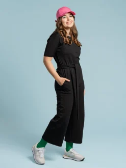 Manuela Haalari, Musta