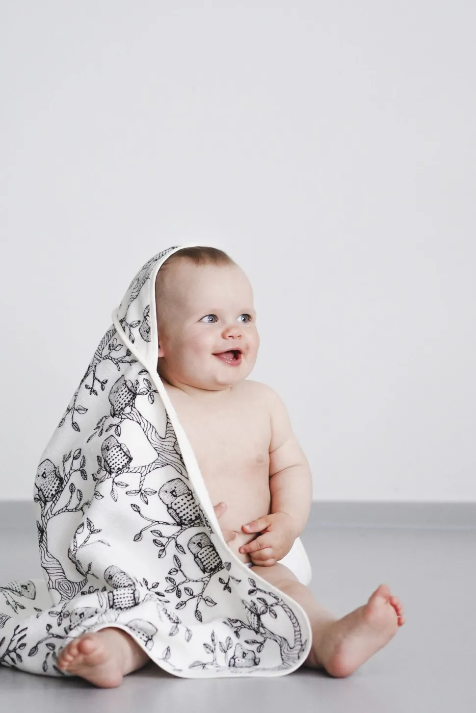 Rumi Huppupyyhe, Pöllö Luonnonvalkoinen